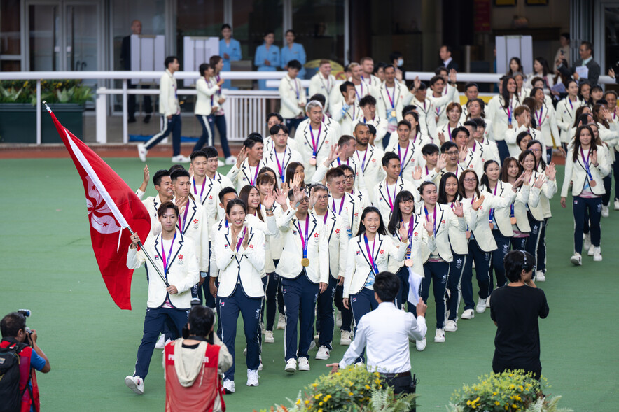 一眾杭州第19屆亞運會獎牌得主出席中國香港亞運獎牌運動員賽馬日慶祝獲獎。